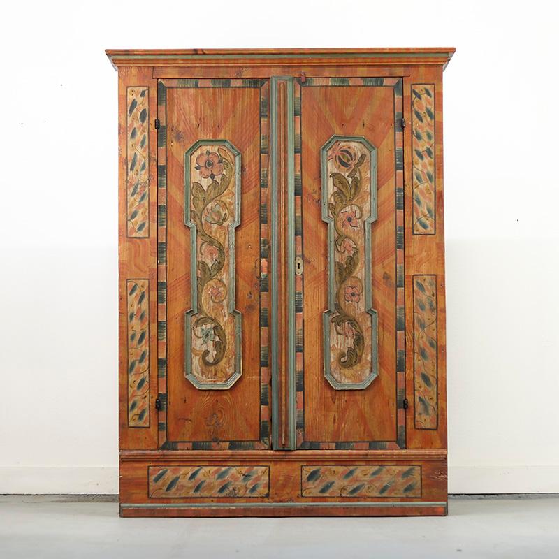 Cabinet de mariage ancien datant d'environ 1820-1840, provenant de Franconie, dans le sud de l'Allemagne. Son caractère altéré et ses peintures originales lui confèrent une apparence étonnante. Tant le design de l'armoire que la peinture sont