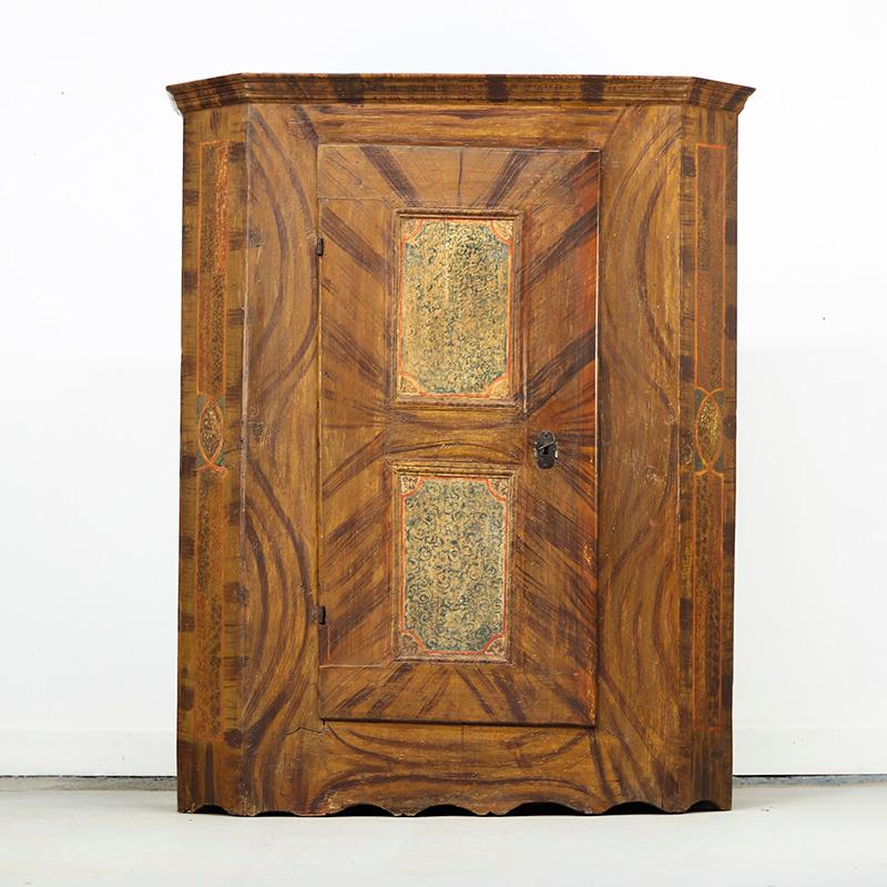 Uno straordinario armadio da sposa antico, personalmente uno dei miei preferiti attualmente in offerta. Sebbene questo mobile non sia datato, possiamo presumere che sia stato realizzato intorno al 1750, in particolare nella regione nord-orientale
