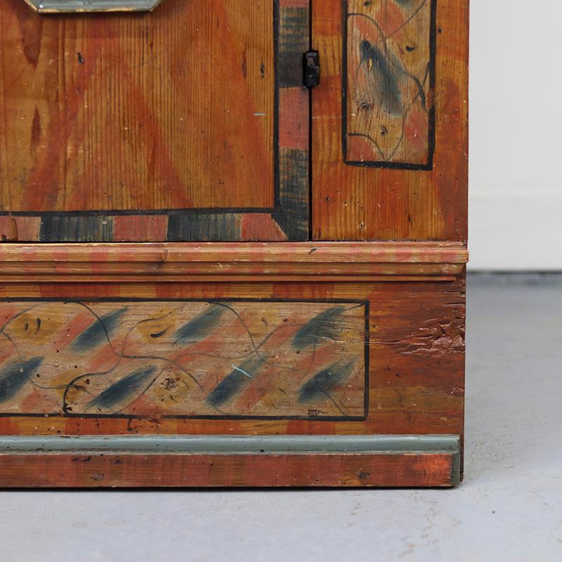 Cabinet de mariage peint d'art populaire Bon état - En vente à OOSTERHOUT, NL