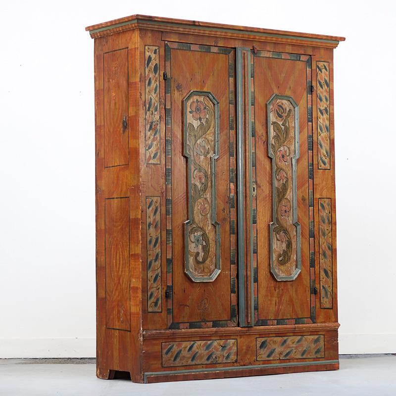 Pin Cabinet de mariage peint d'art populaire en vente