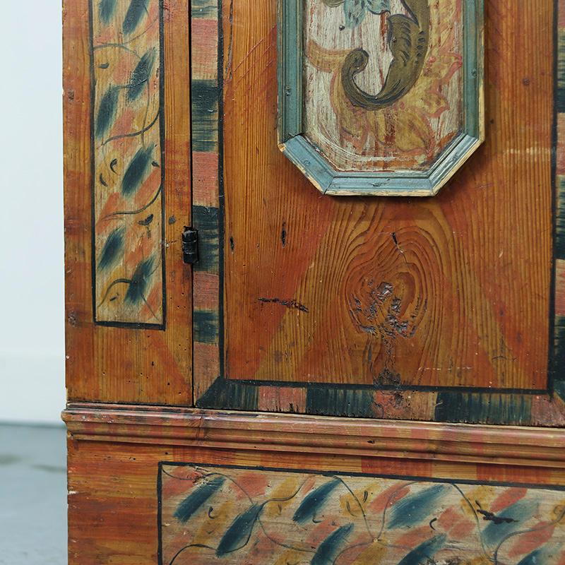 Cabinet de mariage peint d'art populaire en vente 1