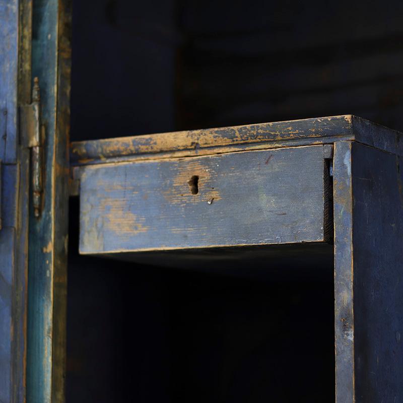 Armadio da sposa dipinto in arte popolare in blu in vendita 2