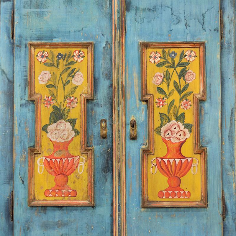 Dipinto a mano Armadio da sposa dipinto in arte popolare in blu in vendita