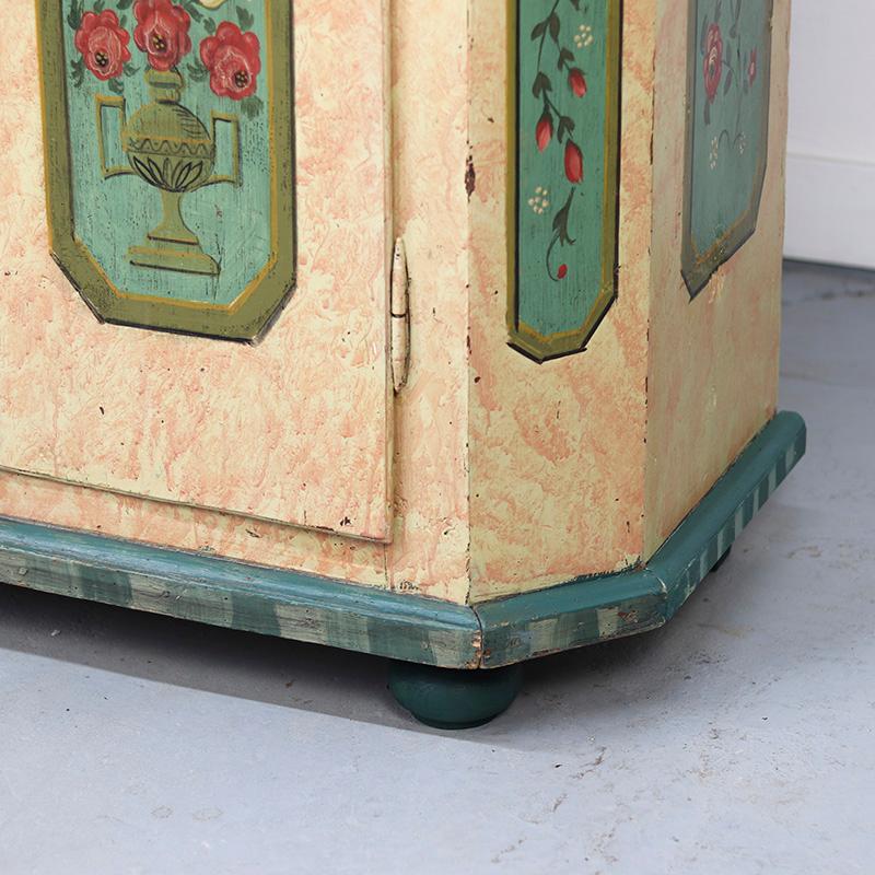Armario Nupcial de Arte Popular Pintado en Rosa en venta 2