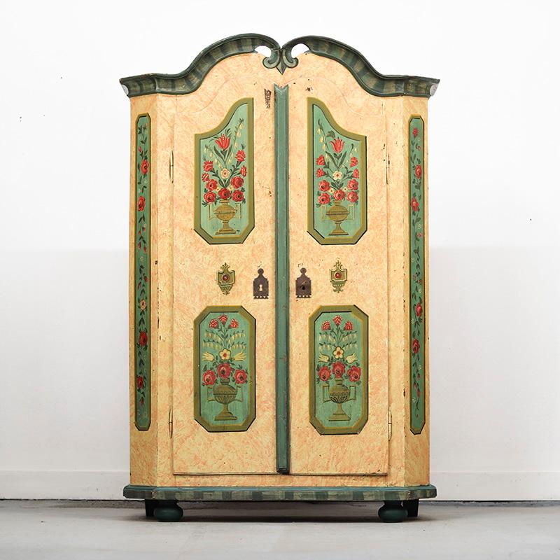 Precioso armario nupcial antiguo de pino. Este armario procede del sur de Alemania y data de alrededor de 1850. Ha sido restaurada y repintada en algún momento, aunque de la forma original y utilizando artesanía tradicional. Los coloridos paneles
