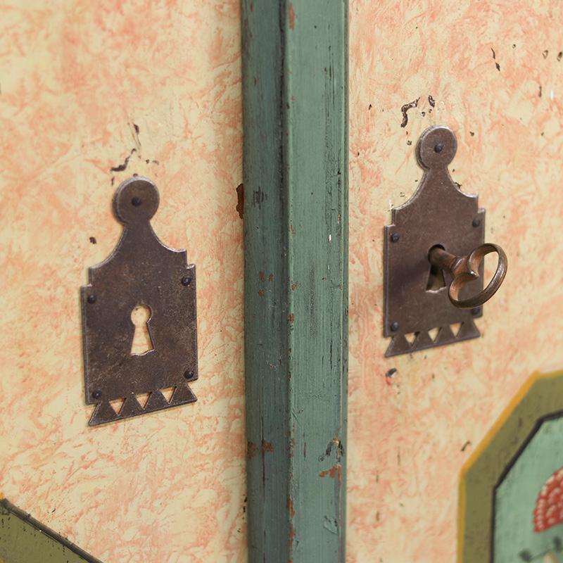 Armario Nupcial de Arte Popular Pintado en Rosa Alemán en venta