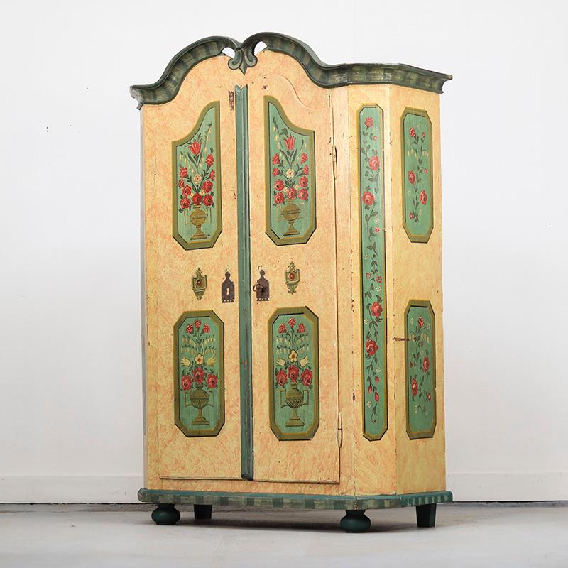 Armario Nupcial de Arte Popular Pintado en Rosa Pino en venta