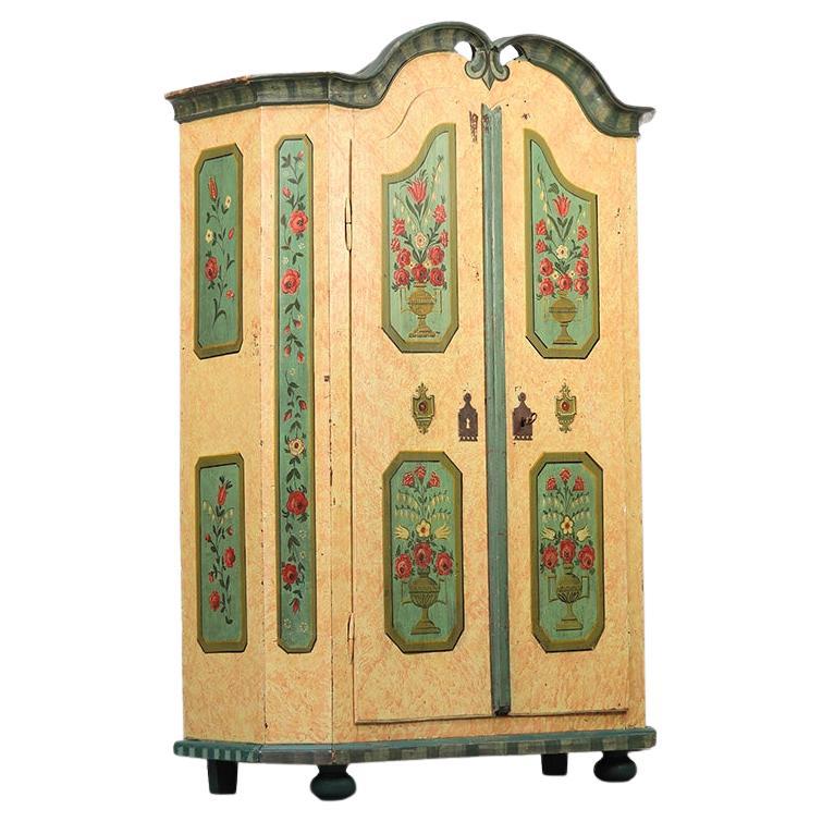 Armario Nupcial de Arte Popular Pintado en Rosa en venta