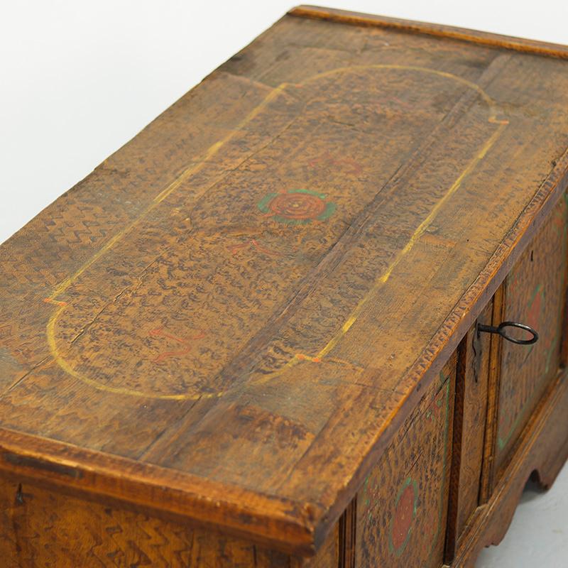 Coffre de mariage peint d'art populaire 1737 en vente 3