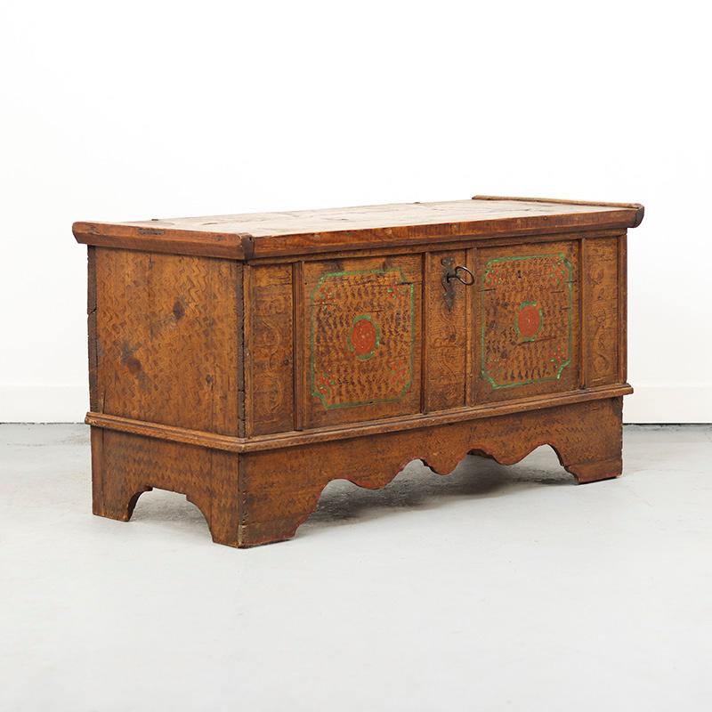 Coffre de mariage peint d'art populaire 1737 en vente 4