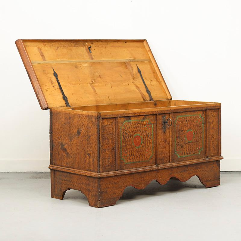 Coffre de mariage primitivement décoré/peint provenant d'Allemagne, plus précisément des Alpes souabes. Le coffre a un aspect très rustique et présente beaucoup de caractère. Compte tenu de son âge, ce coffre est en bon état, bien qu'il présente