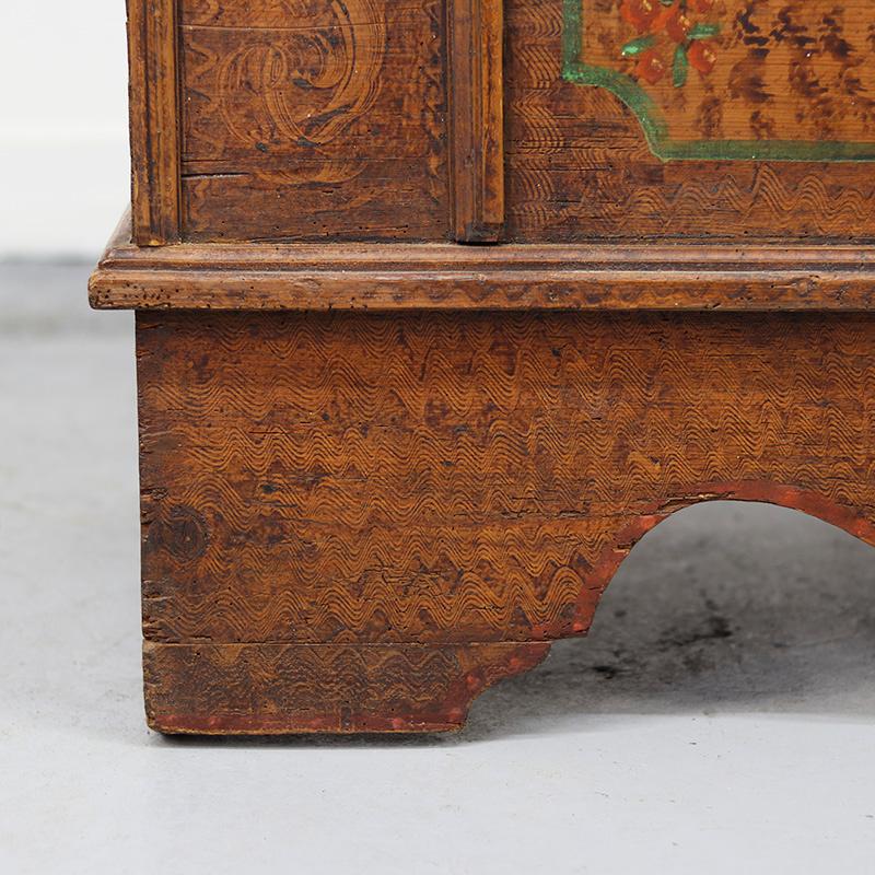 Peint à la main Coffre de mariage peint d'art populaire 1737 en vente