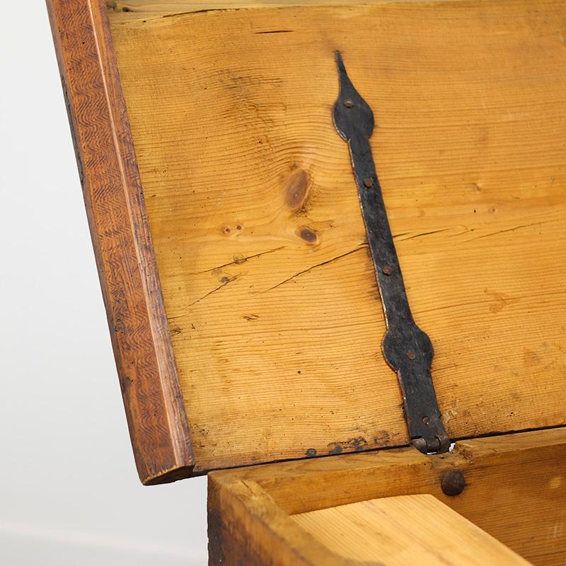 Coffre de mariage peint d'art populaire 1737 en vente 1