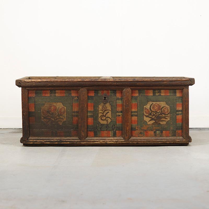 Grande cassapanca da sposa dipinta e danneggiata dalle intemperie, proveniente dalla Germania meridionale. La cassapanca ha un aspetto molto rustico e mostra molto carattere. L'intero pezzo è dipinto principalmente in verde e rosso con decorazioni