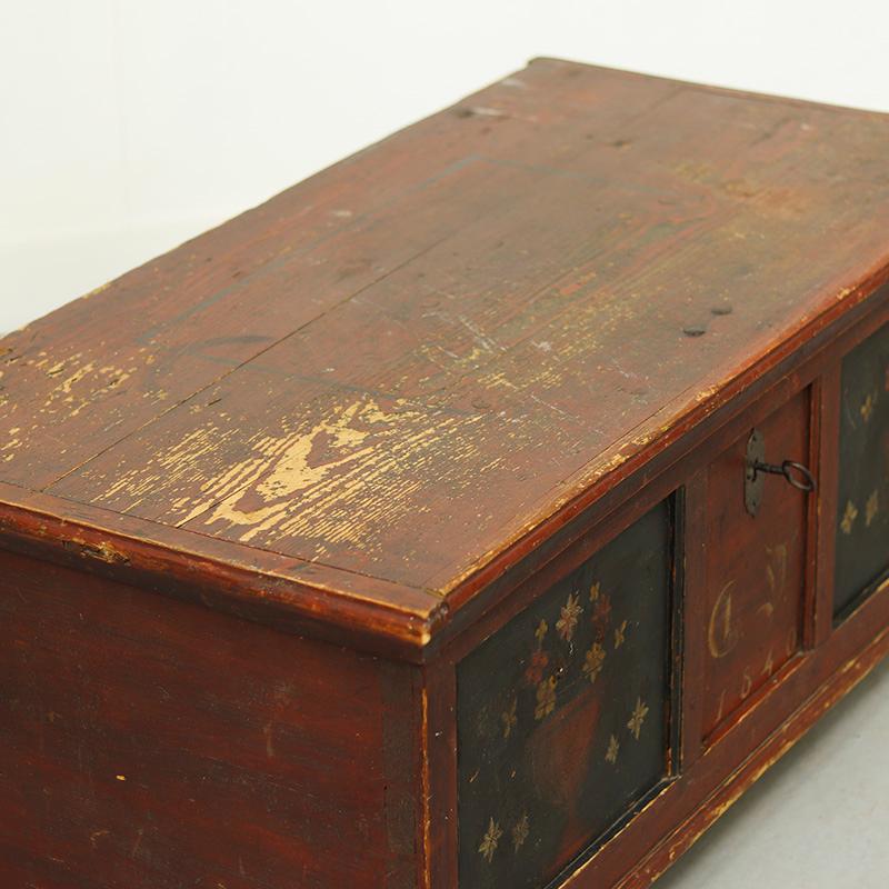 Antique Painted Folk Art Farmhouse Bridal Chest 1840 In Good Condition For Sale In OOSTERHOUT, NL