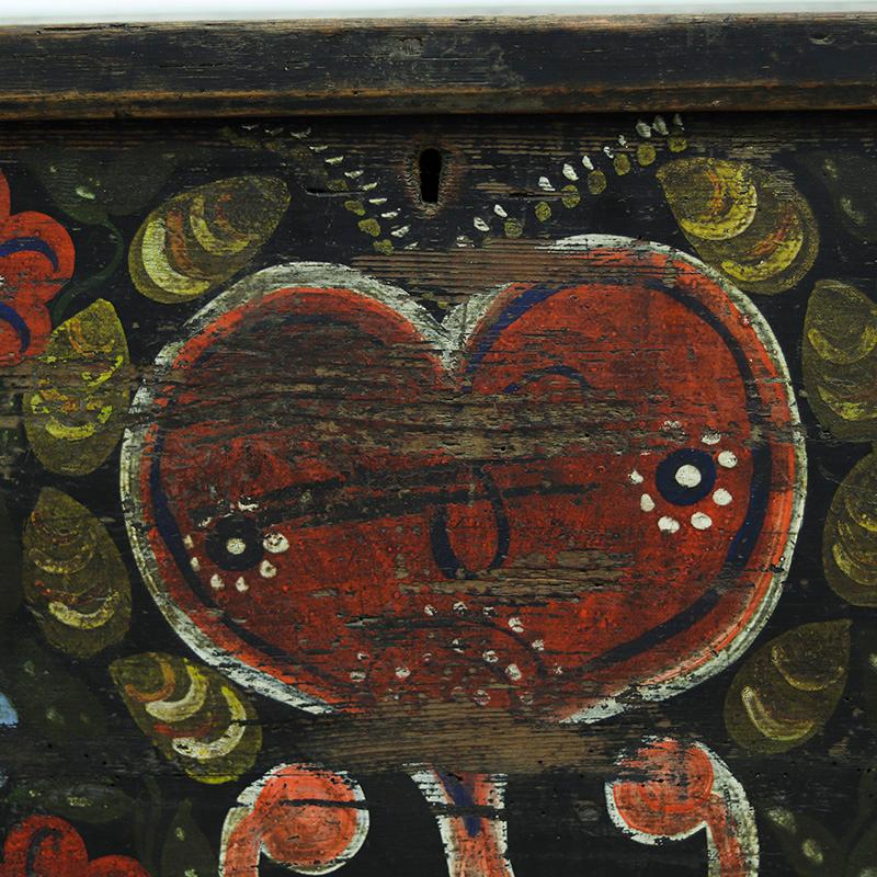 This beautiful antique bridal chest dates from 1911 and features highly decorative painting. This piece originates from Romania and is a stunning example of folk art from that period. It was once customary to give bridal furniture like this to the