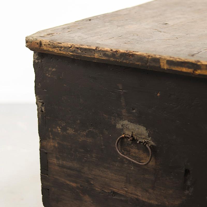 Antique Painted Folk Art Farmhouse Bridal Chest 1911 In Distressed Condition For Sale In OOSTERHOUT, NL