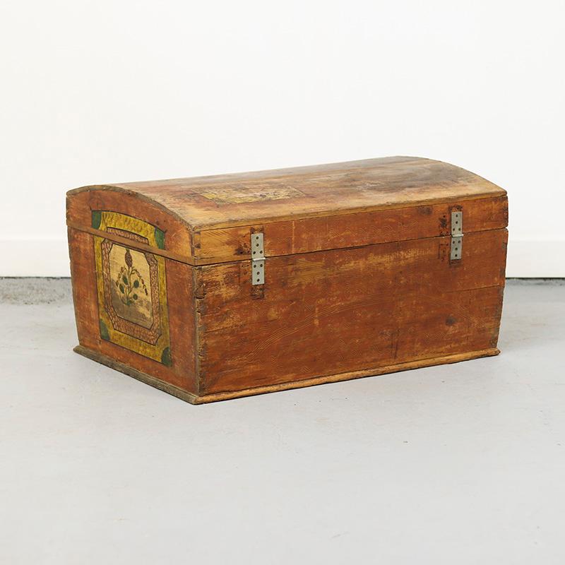 Coffre de mariage peint d'art populaire en vente 3