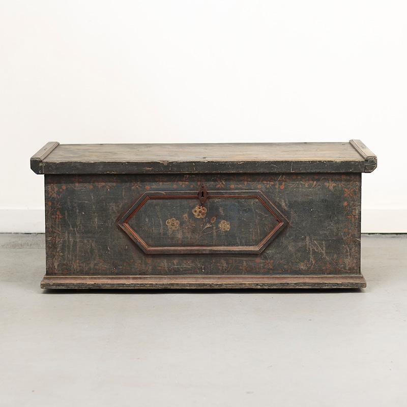 Bellissima cassapanca da sposa dipinta proveniente dalla Germania, in particolare dalle Alpi Sveve. La cassa è dipinta in un colore grigio-blu e presenta decorazioni floreali sul pannello frontale. Questa vecchia vernice è piuttosto consumata e