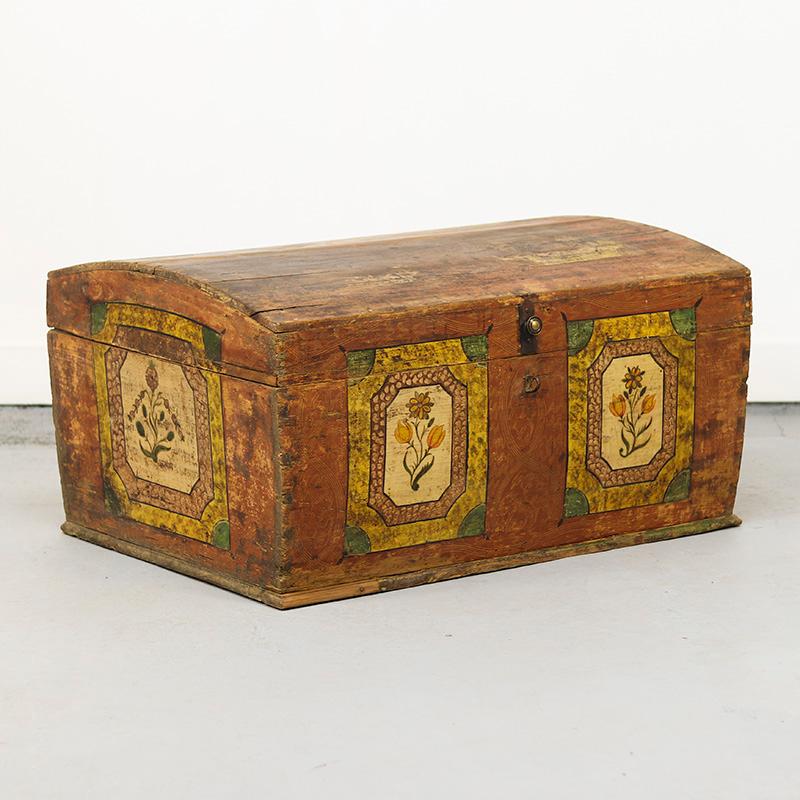 Peint à la main Coffre de mariage peint d'art populaire en vente