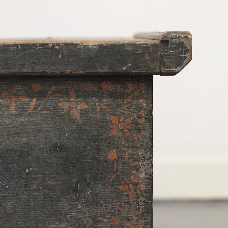 Dipinto a mano Cassapanca da sposa dipinta in stile Folk Art in vendita