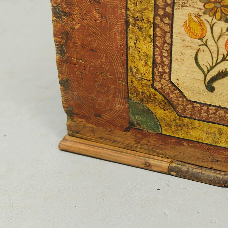 Coffre de mariage peint d'art populaire État moyen - En vente à OOSTERHOUT, NL