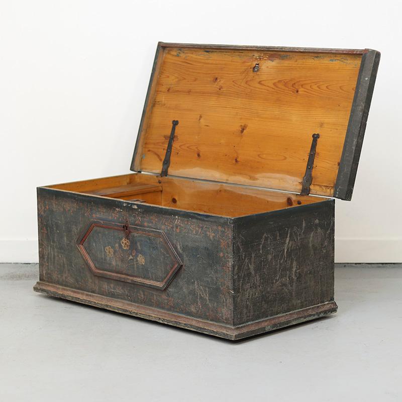 Cassapanca da sposa dipinta in stile Folk Art In condizioni discrete in vendita a OOSTERHOUT, NL