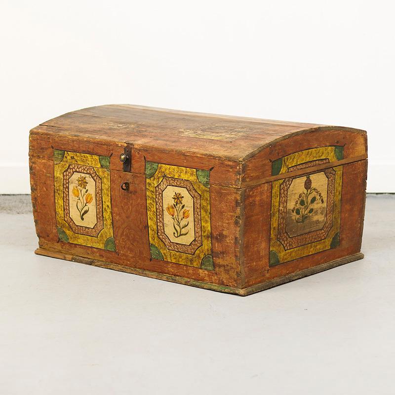 Pin Coffre de mariage peint d'art populaire en vente
