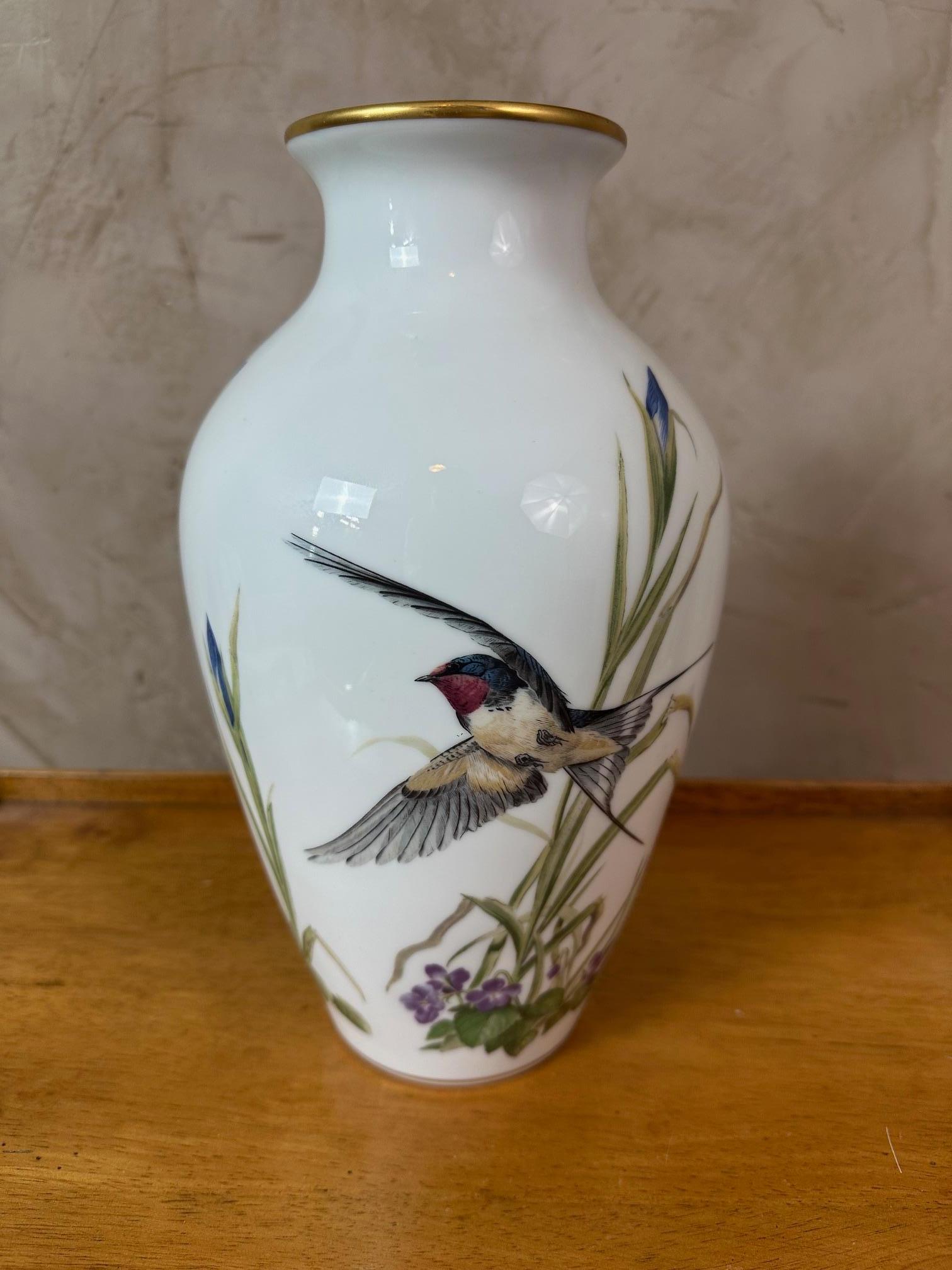 Vaso Franklin Porcelain dipinto da John Wilkinson, anni '80 In condizioni buone in vendita a LEGNY, FR