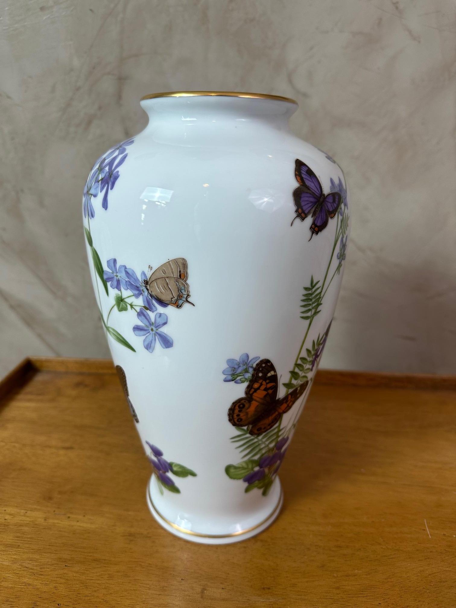 Vase peint pour Franklin par John Wilkinson, années 1980 en vente 1