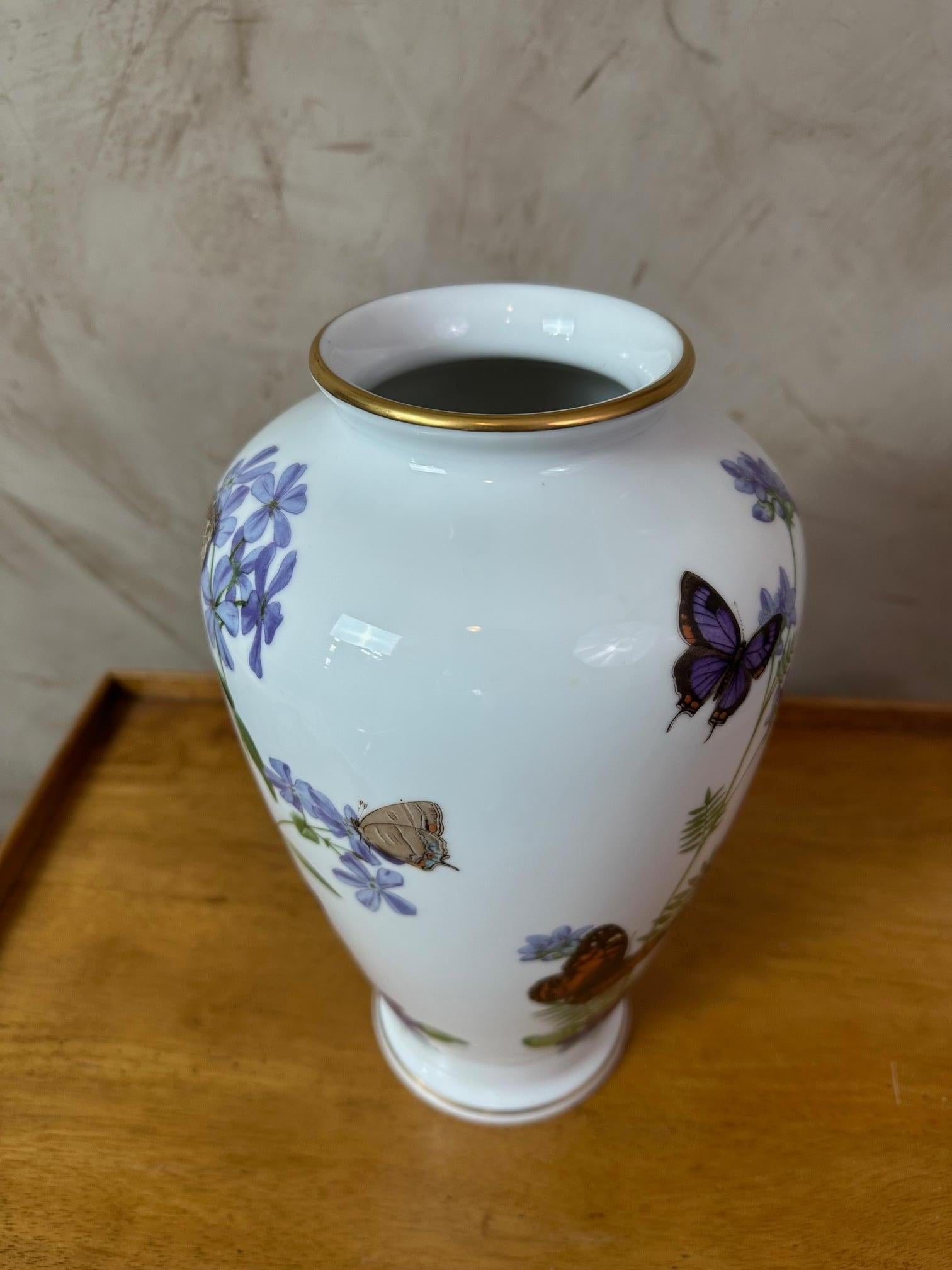 Vase peint pour Franklin par John Wilkinson, années 1980 en vente 2