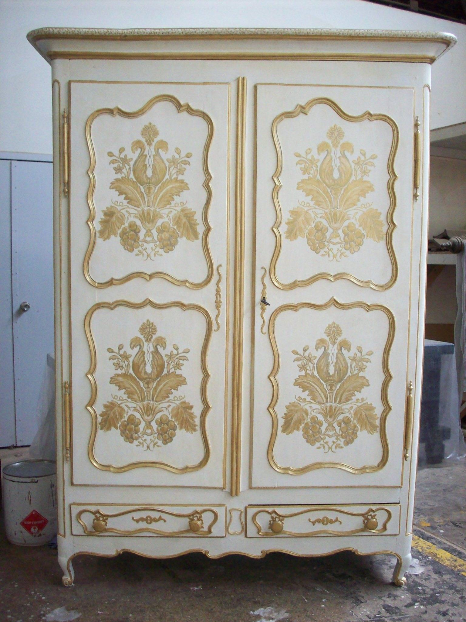 Early 19th Century Painted French Armoire In Excellent Condition For Sale In Chicago, IL