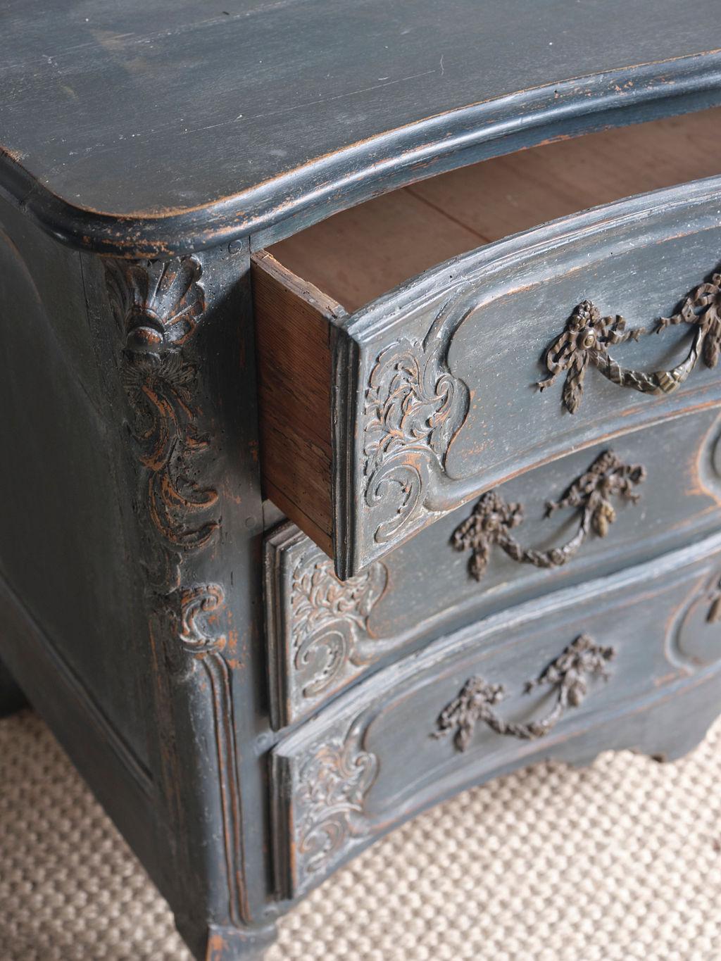 Blue French Commode Chest of Drawers, circa 1715 In Good Condition For Sale In Madison, MS