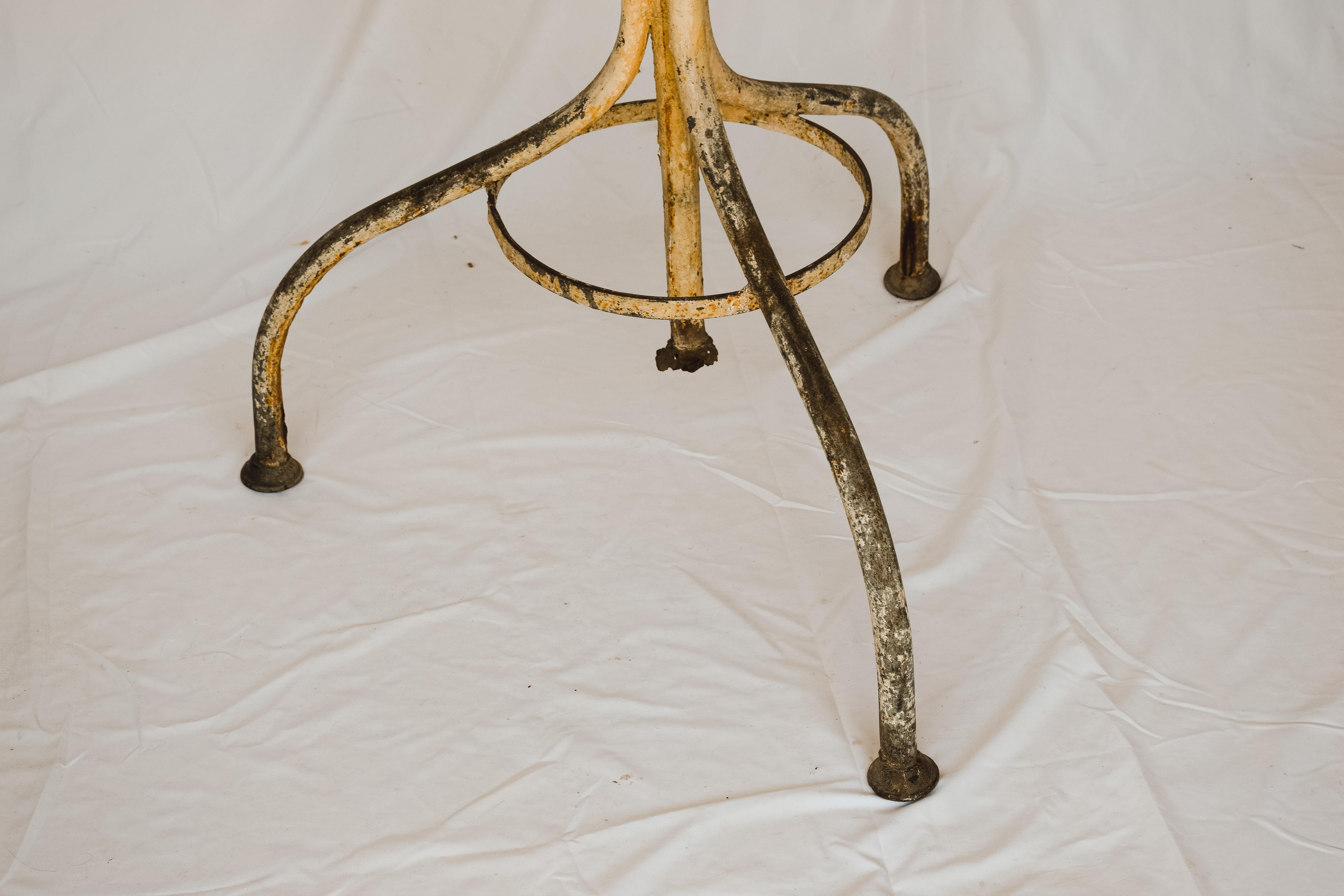 Arbre d'entrée classique d'Europe centrale en fer forgé et en fonte. Les doubles crochets anthropomorphes habituels sont typiques de cette conception. Un tube circulaire accueille les parapluies. En vieille peinture usée et écaillée. Placé dans une