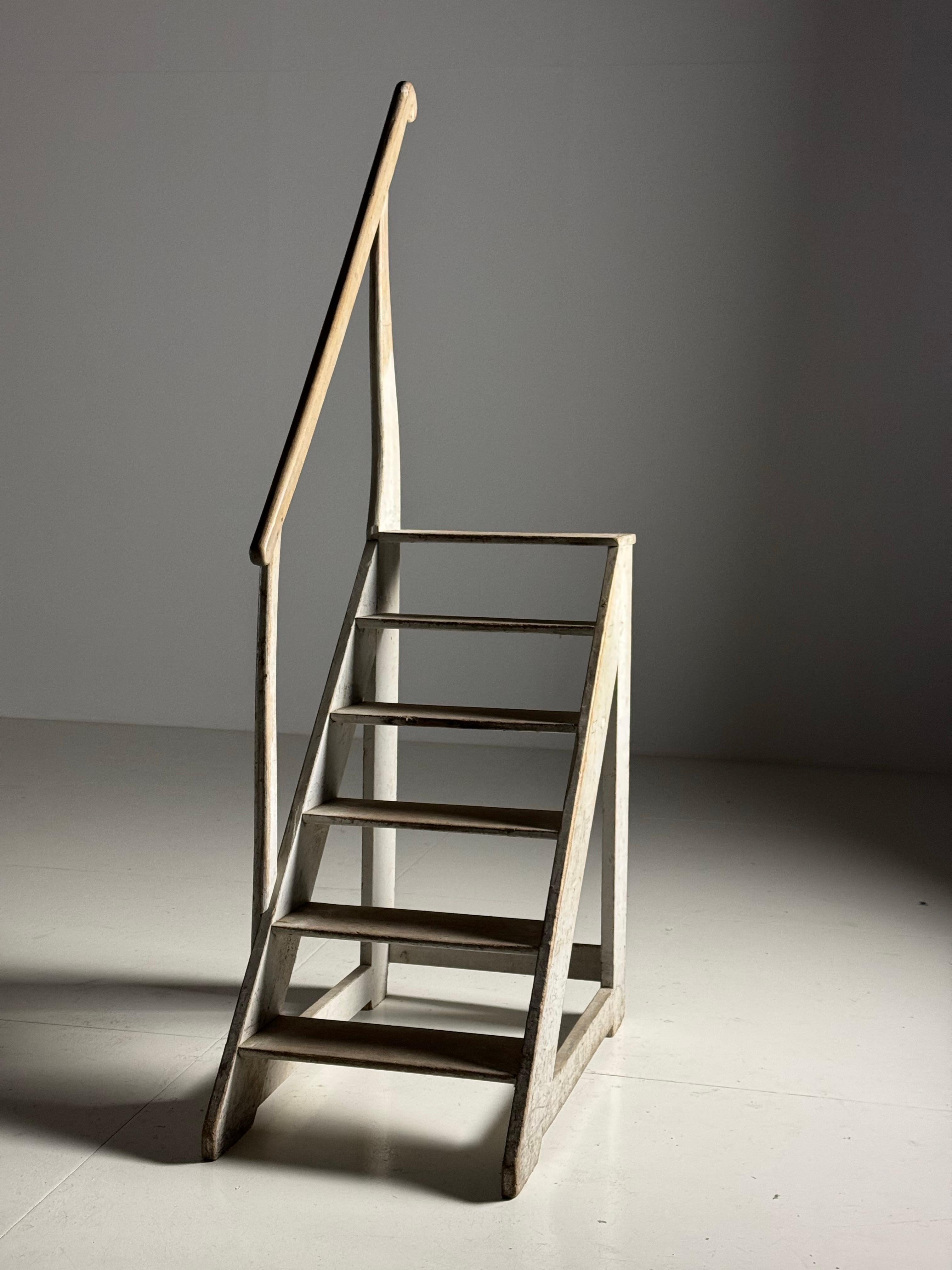 Escalier de la bibliothèque française / Escaliers. Fabriqué au début du 20e siècle. La couleur et la patine sont incroyablement belles. Peinture blanche/grise d'origine. Les escaliers sont très solides et robustes.

Dimensions : 192H x 52,5w x