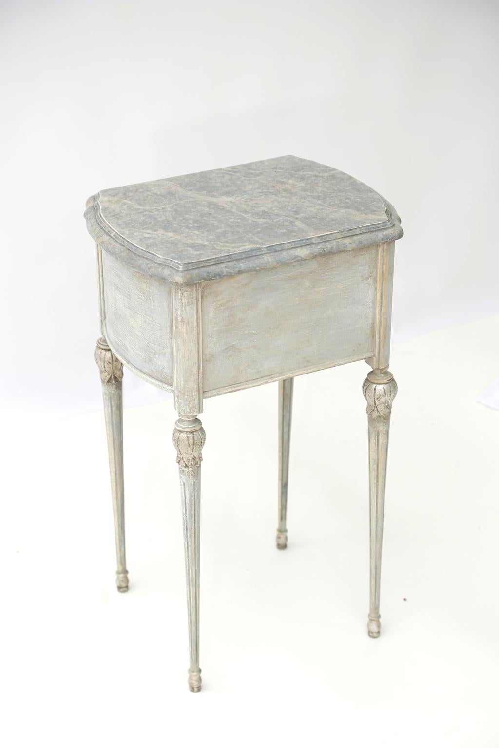 Painted French Pot Stand Side Table In Good Condition For Sale In West Palm Beach, FL