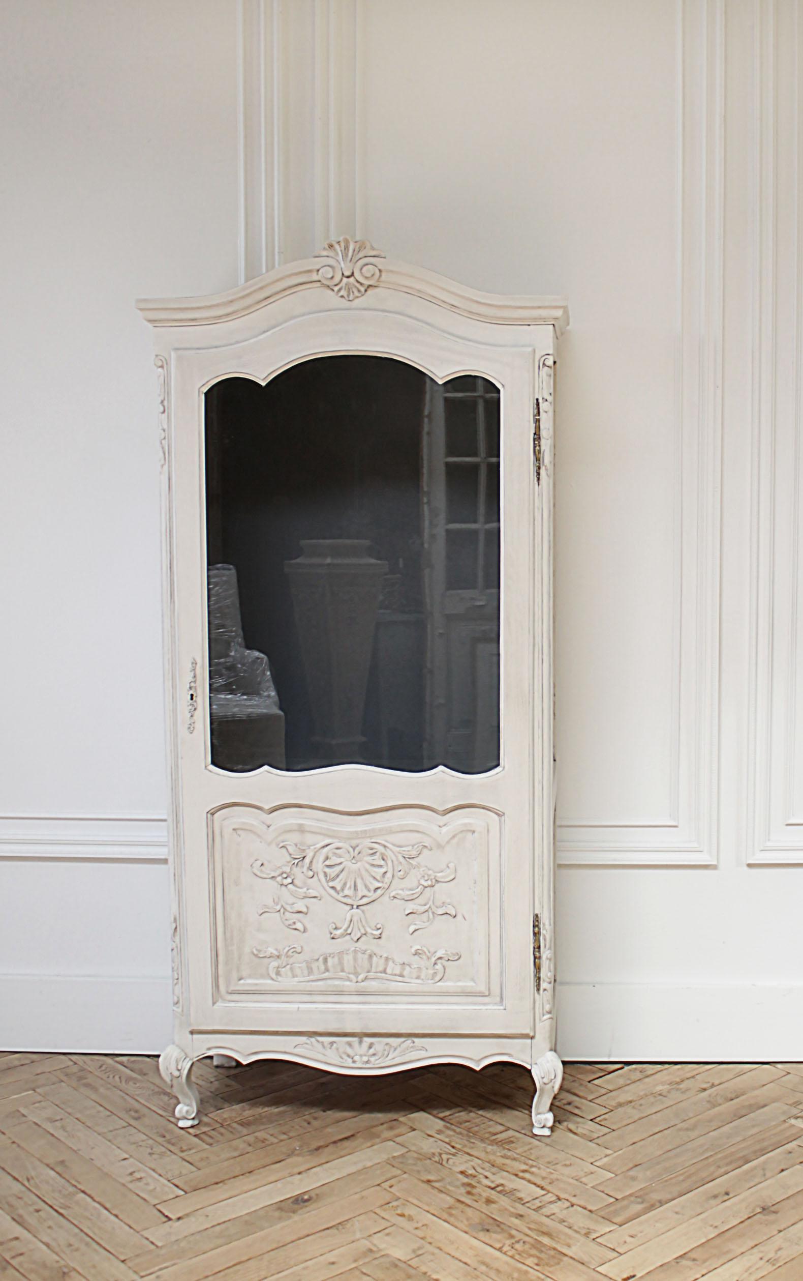 Painted French Provincial Style Display Cabinet In Good Condition In Brea, CA