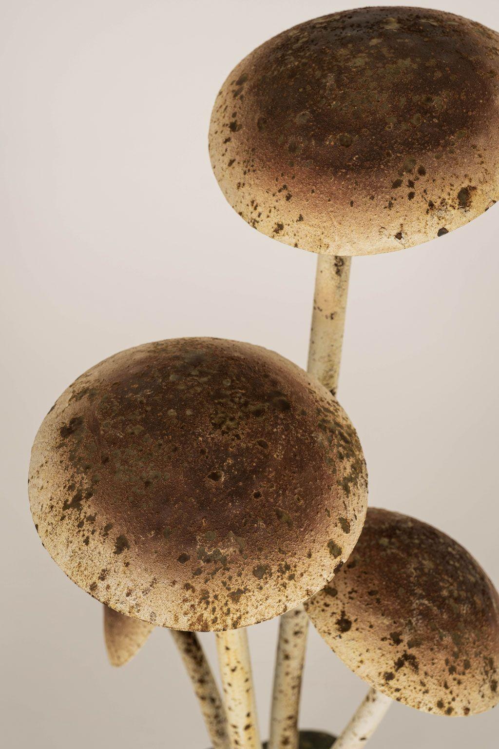 Decorazione a fungo in tole francese dipinta per fioriere o giardini. Circa anni '50. Probabilmente è stato creato come oggetto di scena per una vetrina di un grande magazzino parigino o per un teatro. Ventisei pollici di altezza totale: 21 pollici