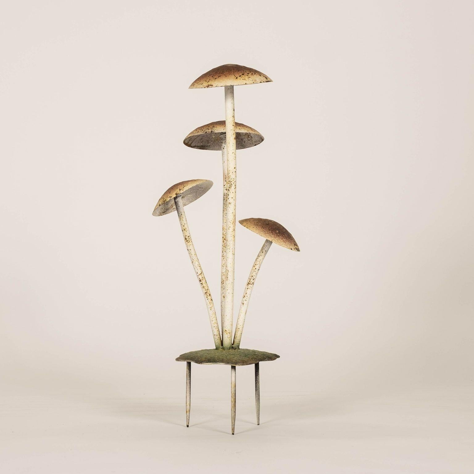 Décoration de champignon en tole français peint pour les jardinières ou les jardins. Vers les années 1950. Probablement créé à l'origine comme accessoire pour la vitrine d'un grand magasin parisien ou pour le théâtre. Vingt-six pouces de hauteur au