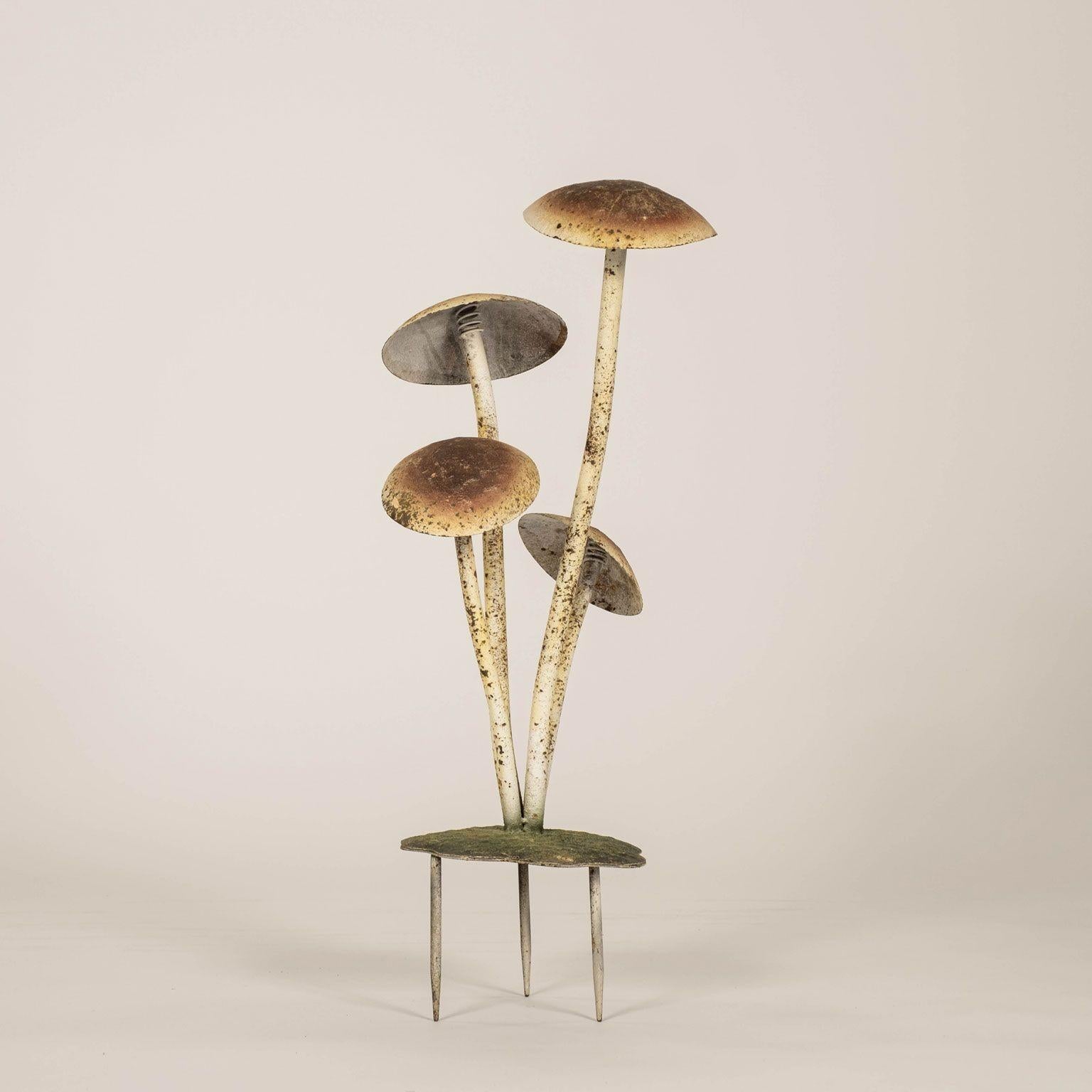 Decorazione a fungo in tole francese dipinta per fioriere o giardini. Circa anni '50. Probabilmente è stato creato come oggetto di scena per una vetrina di un grande magazzino parigino o per un teatro. Ventisei pollici di altezza totale: 21 pollici