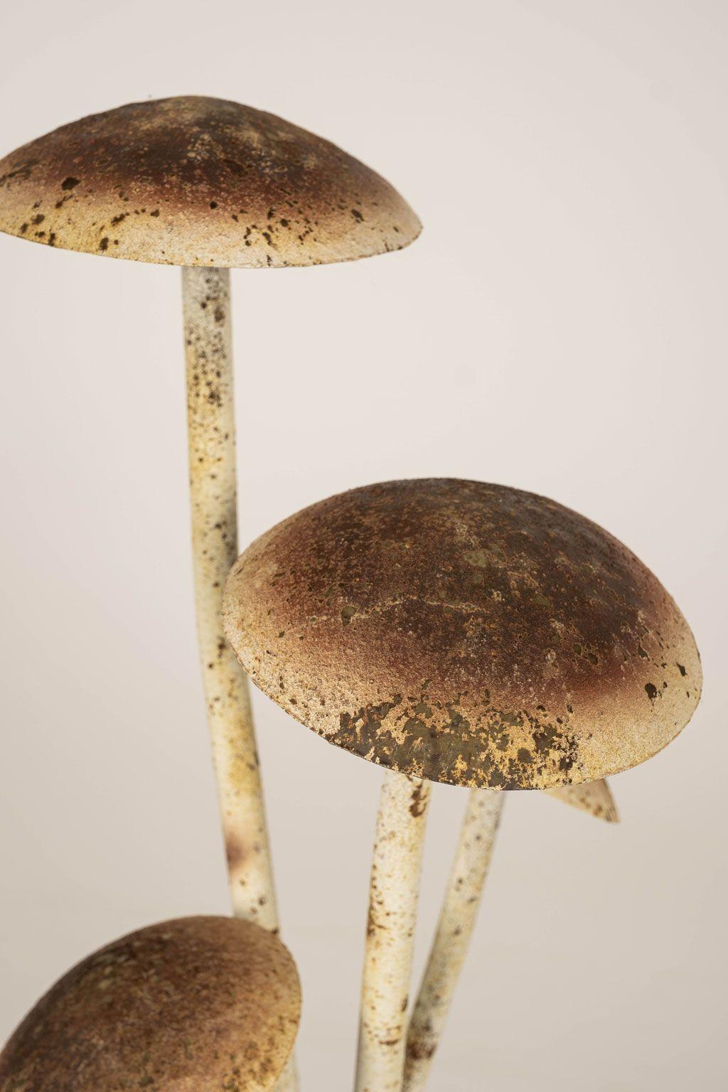 Décoration en forme de champignon en étole peinte Bon état à Houston, TX