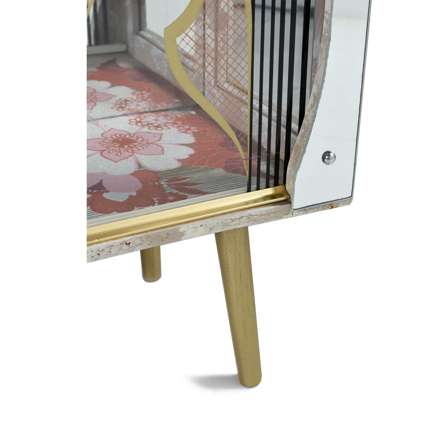 Painted Glass and Mirror Midcentury Deco Regency Glam Gold Accent Curio Cabinet In Excellent Condition In Chattanooga, TN