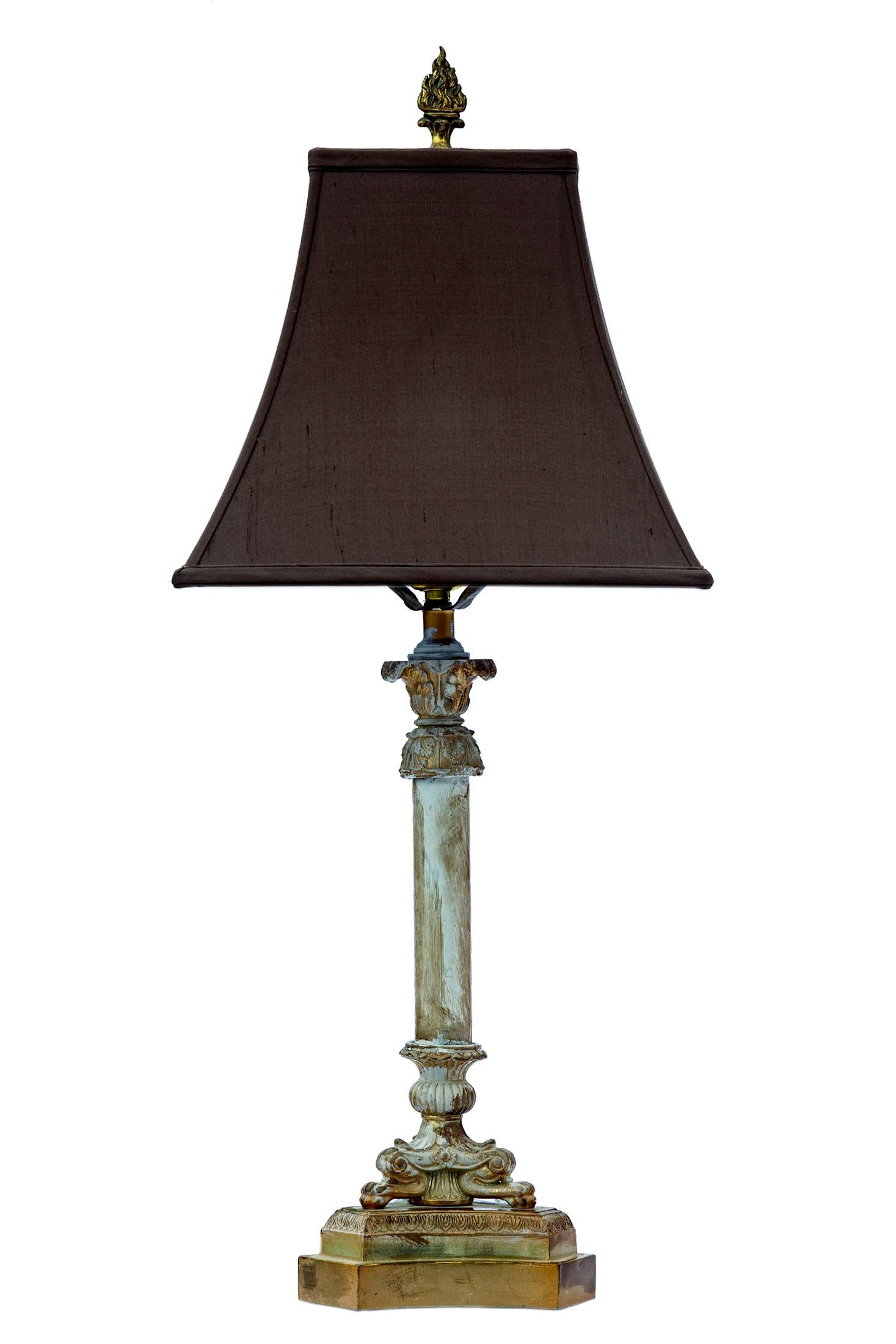 Lampe de table de style classique avec base en laiton et colonne en verre peinte à la main.
RH Abat-jour en soie inclus.
Teinte :
Taille de la base 11
