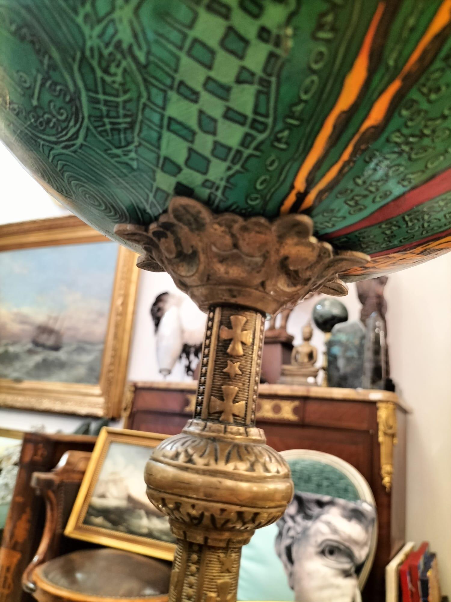 Globo Pintado con Cristal de Roca y Base de Bronce Dorado en venta 4