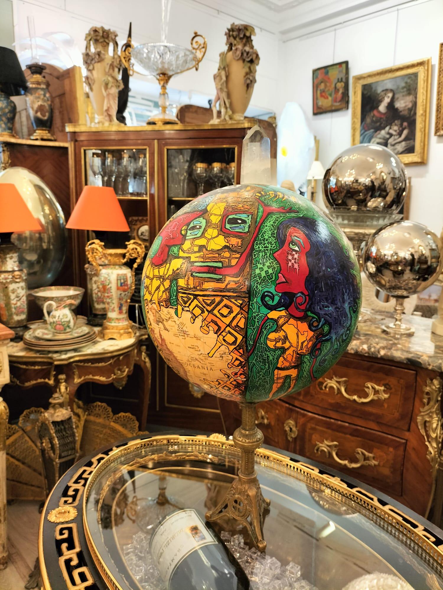 Único y raro Globo pintado con gráficos místicos a modo de arte callejero realizado por un artista francés . 
El artista ha vendido algunos cuadros en subasta en 2019 por un precio medio de 6.000 euros cada uno. 
A través del dibujo y la pintura, le