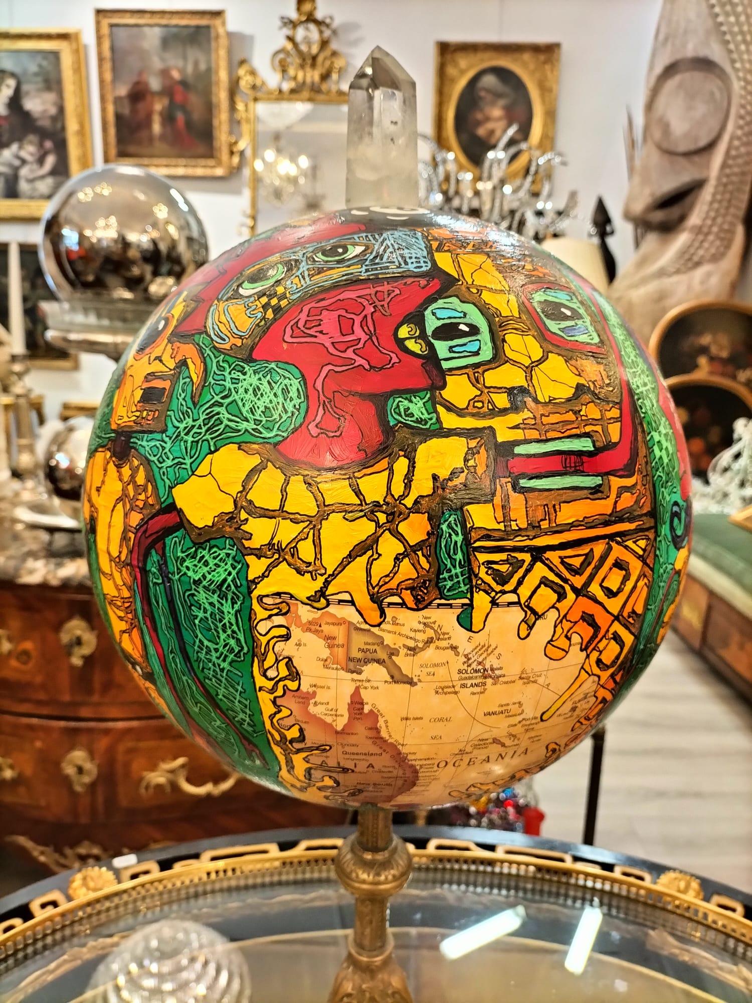 Globo Pintado con Cristal de Roca y Base de Bronce Dorado Posmoderno en venta