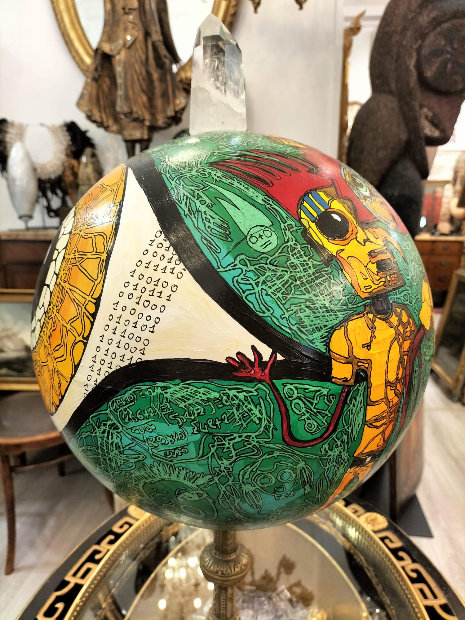 Globo Pintado con Cristal de Roca y Base de Bronce Dorado Estadounidense en venta