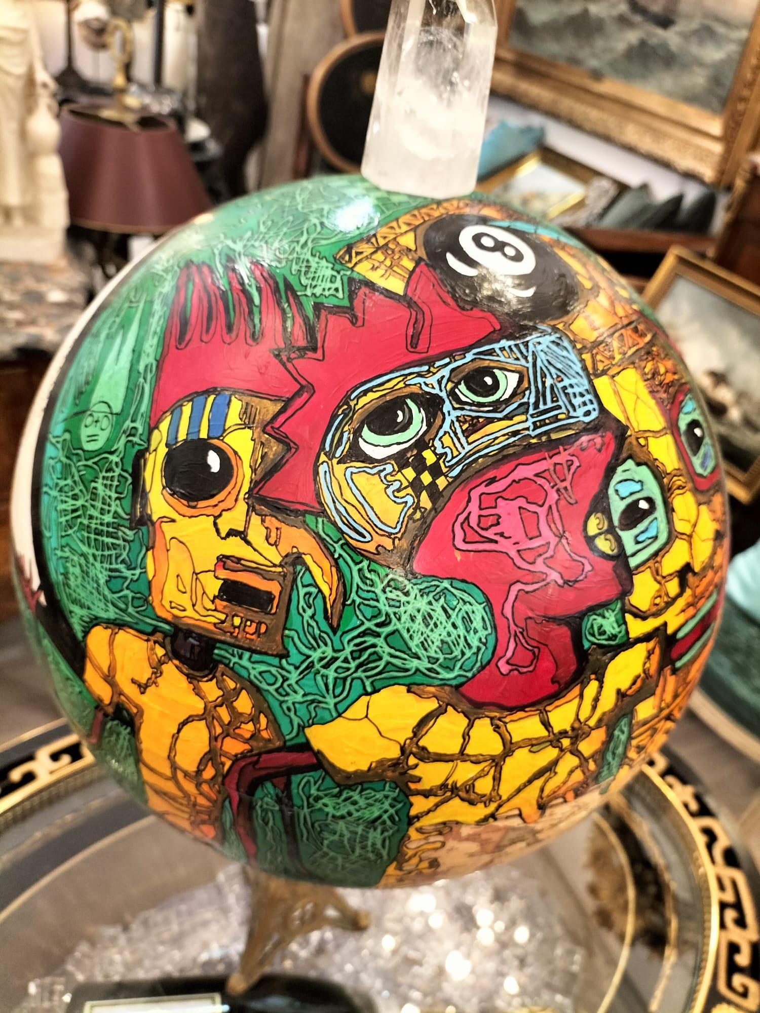 Globo Pintado con Cristal de Roca y Base de Bronce Dorado en Bueno estado para la venta en NICE, FR