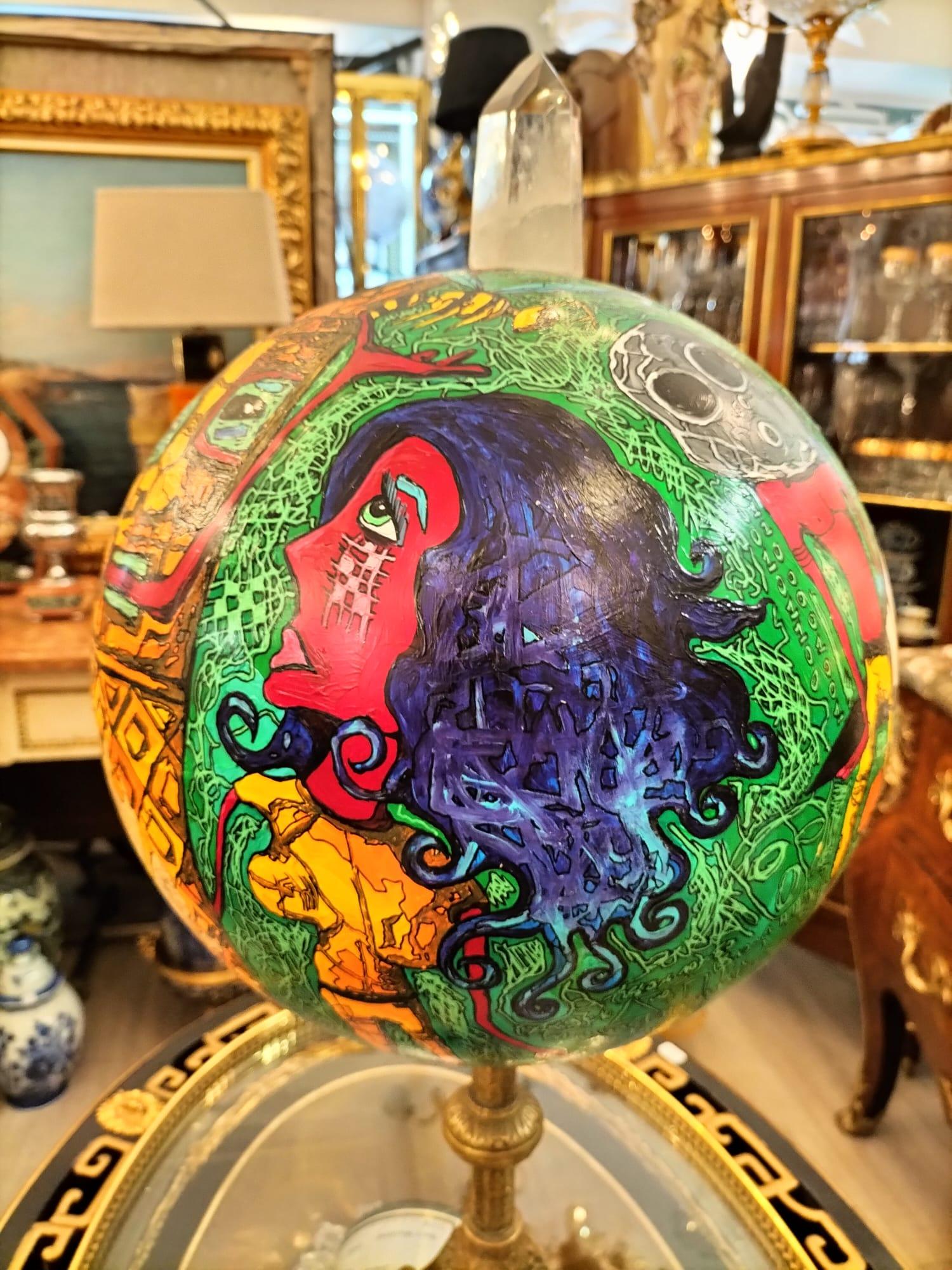 Globo Pintado con Cristal de Roca y Base de Bronce Dorado Siglo XXI y contemporáneo en venta