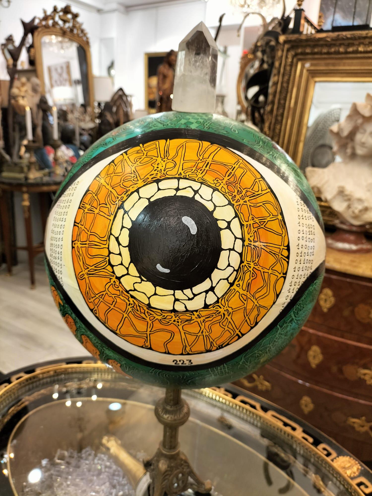 Globo Pintado con Cristal de Roca y Base de Bronce Dorado en venta 2